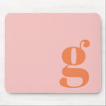 Niedliche Pastellrosa Orange Retro-Buchstaben Mousepad<br><div class="desc">Dieses stilvolle Mauspad zeigt Ihr Monogramm in Korallen auf einem pastellrosa Hintergrund in Retroschrift. Tolle Geschenkidee!</div>