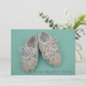 Niedliche Pastellschuhe Kinderdusche Einladung (Stehend Vorderseite)