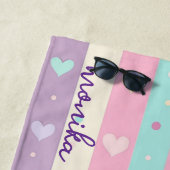 Niedliche Pastellstreifen Herz-Polka Dots Monogram Strandtuch (Beispiel)