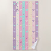 Niedliche Pastellstreifen Herz-Polka Dots Monogram Strandtuch (Vorderseite)