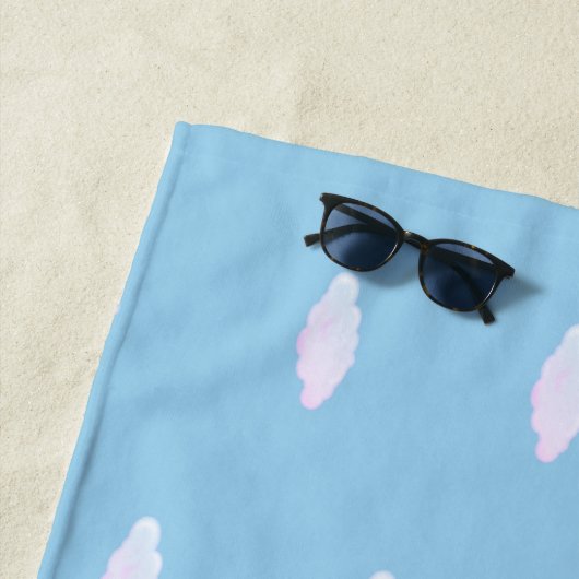Niedliche Pastellwolken am hellblauen Himmel Strandtuch (Beispiel)