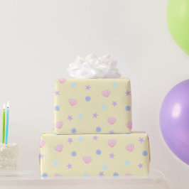 Niedliche Pastelmuscheln und Perlen im Lemon Chiff Geschenkpapier