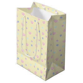 Niedliche Pastelmuscheln und Perlen im Lemon Chiff Mittlere Geschenktüte