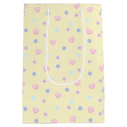 Niedliche Pastelmuscheln und Perlen im Lemon Chiff Mittlere Geschenktüte (Rückseite)