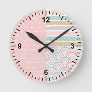 Niedliche Patchwork-Herzen und -Regenbogen Pastell Runde Wanduhr