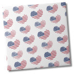 Niedliche patriotische amerikanische Flagge Fliese<br><div class="desc">Niedliche kleine Niedliche Patriotic American Flag Rustic Heart Pattern Keramik Fliesen! Ein Muster rustikaler oder bedrückter aussehender amerikanischer Flag-Herzen, um ein lustiges Bild rot, weiß und blau zu machen! Ob Sie gewollt haben, diese Kachel als kleinen Untersetzer oder Trivet für einen Drink oder Teller zu verwenden... oder Sie wollte, groß...</div>
