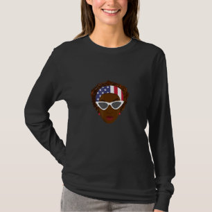 Niedliche Patriotische Schwarze Frau mit amerikani T-Shirt