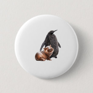 Niedliche Pesto der Pinguin und Moo Deng Baby Hipp Button