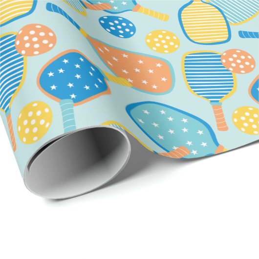 Niedliche Pickleball-Paddle auf hellblau Geschenkpapier (Rolleneckpunkt)