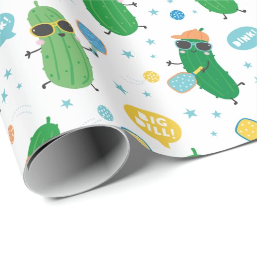 Niedliche Pickles spielen Pickleball auf weiß Geschenkpapier (Rolleneckpunkt)