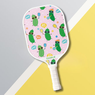 Niedliche Pickles spielen Pickleball Schläger