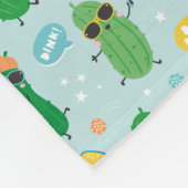 Niedliche Pickleys spielen Pickleball auf hellblau Fleecedecke (Ecke)