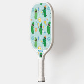 Niedliche Pickleys spielen Pickleball auf hellblau Pickleball Schläger (Links)