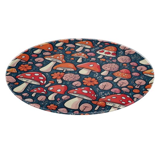 Niedliche Pilze aus rotem Blumen in grüner Dekorat Schneidebrett (Ecke)