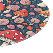 Niedliche Pilze aus rotem Blumen in grüner Dekorat Schneidebrett (Ecke)