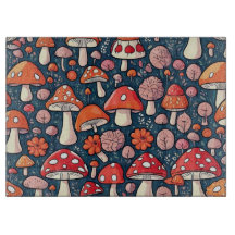 Niedliche Pilze aus rotem Blumen in grüner Dekorat