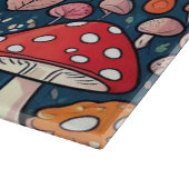 Niedliche Pilze aus rotem Blumen in grüner Dekorat Schneidebrett (Ecke)