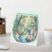 Niedliche Pilzfreunde mit ihren Waldfreunden Sockelschild (In SItu)