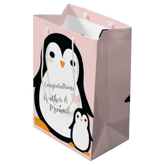 Niedliche Pinguin Baby Dusche Pink Girl Mittlere Geschenktüte (Rückseite Schrägansicht)