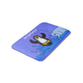 Niedliche Pinguin-Cartoon-Illustration Badematte (Schrägansicht)