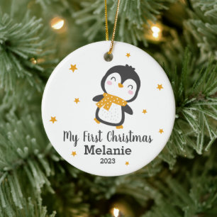 Niedliche Pinguinbabys erste Weihnachten auf weiße Keramik Ornament