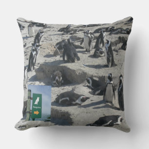 Niedliche Pinguine am Strand Throw Kissen