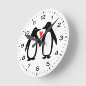 Niedliche Pinguine Couple Holding Hands Runde Wanduhr (Winkel)