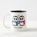 Niedliche Pinguine Couple Tasse (Links & rechts)<br><div class="desc">Dieses niedliche Design würde ein großartiges Geschenk für Brautparty, Hochzeit oder einfach ein Geschenk für Ihren Mann, Ehefrau, Freund, Freundin. Auf diese Weise können Sie sich gegenseitig Ihre Liebe ausdrücken. Nachrichten können auf jeden gewollt Fall personalisiert sein, z. B.:Herr Und Mrs., ich Liebe Sie, Susan Lieben Mark, Holding Hands für...</div>