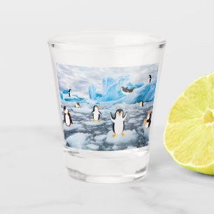 niedliche Pinguine im Antarktis Schnapsglas