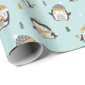 Niedliche Pinguine mit kleinen Bäumen auf hellblau Geschenkpapier (Rolleneckpunkt)