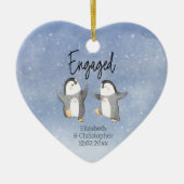 Niedliche Pinguine Mit Monogramm Verlobt Keramik Ornament (Vorne)