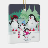 Niedliche Pinguine mit Namen für 4 Familienmitglie Keramikornament (Rechts)