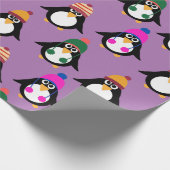 Niedliche Pinguine mit Winterhuttenmuster Geschenkpapier (Ecke)