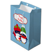 Niedliche Pinguine und Owls Holiday Mittlere Geschenktüte (Vorderseite Schrägansicht)