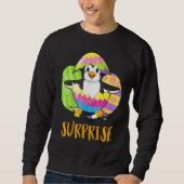 Niedliche Pinguinüberraschung mit Eiern farbenfroh Sweatshirt (Vorderseite)