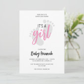 Niedliche Pink Footprints Es ist ein Girl Baby Sho Einladung (Stehend Vorderseite)