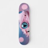 Niedliche Pink-Lizard mit Big Blue Eyes Skateboard (Vorne)