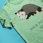 Niedliche Possum-Illustration Personalisiert<br><div class="desc">Dieser personalisierte grafische T - Shirt zeigt eine Abbildung eines niedlichen Posolsum oder Opossum,  falls Sie möchten,  und Ihren eigenen Namen oder eine kurze Nachricht. In der Phantastischen Possum Kollektion von Asterisk Designs finden Sie die Koordination von possum themed Geschenken und Produkten.</div>