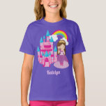 Niedliche Prinzessin Burg Fairytale Parco Civico-C T-Shirt<br><div class="desc">Ein hübscher,  personalisierter T - Shirt der Prinzessin mit einem hübschen kleinen Mädchen in einem Queenenkugel mit rosa Bögen,  die vor einer rosa und eisblauen Burg stehend sind. Ein niedliches Party Geschenk für ein kleines Mädchen. Fügen Sie den Namen Ihres Kindes unter den Schlossstufen dieses Märchendesigns.</div>