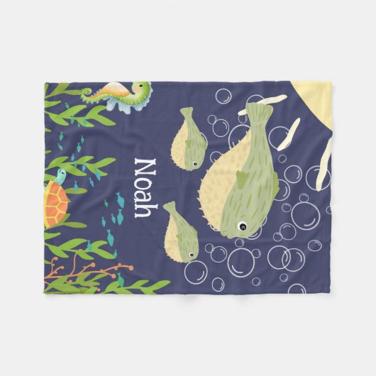 Niedliche Pufffische in tiefblauer See, Fleecedecke (Vorderseite (Horizontal))