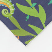 Niedliche Pufffische in tiefblauer See, Fleecedecke (Ecke)