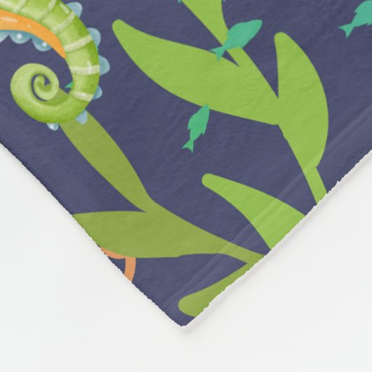 Niedliche Pufffische in tiefblauer See, Fleecedecke (Ecke)