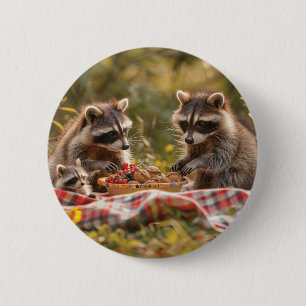 Niedliche Raccoon-Familie mit Picknick Button