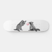 Niedliche Raccoons mit Bläschen Skateboard (Horizontal)