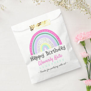 Niedliche Rainbow-Geburtstagsparty mit Kindername Geschenktütchen