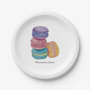 Niedliche Rainbow-Macaroons in Aquarellpapier Pappteller