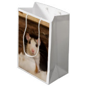 Niedliche Ratte Mittlere Geschenktüte (Rückseite Schrägansicht)