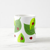 Niedliche Red Ladybugs durch Blätter Tasse (Mittel)