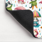 Niedliche Regenkatzen und Hunde mit Regenschirmen Mousepad (Ecke)