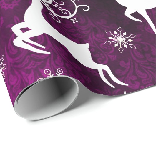 Niedliche Rentierschneeflocken Weihnachten lila Geschenkpapier (Rolleneckpunkt)